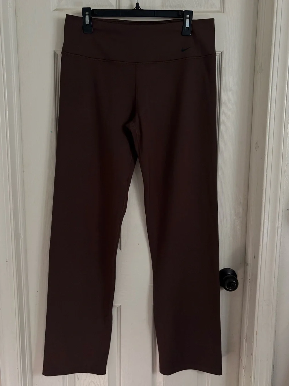 Women's Nike straight-leg sweatpants in dark brown